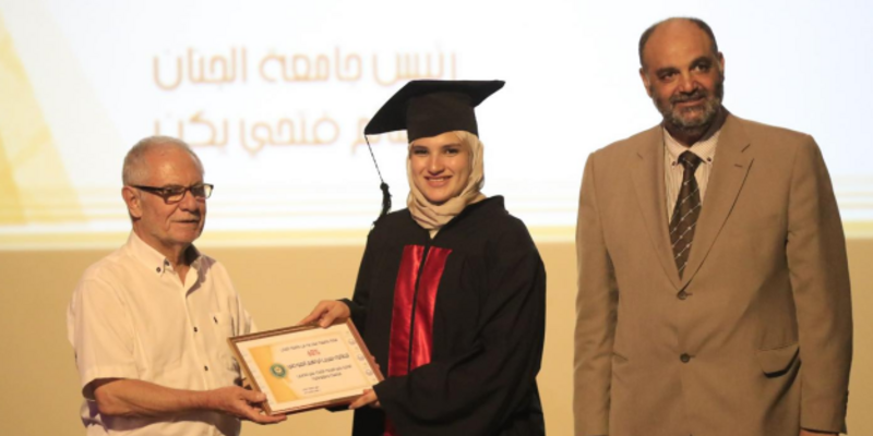 الجنان توزع منحاً جامعية على الطلاب المتفوقين من مركز الرحمة لخدمة المجتمع