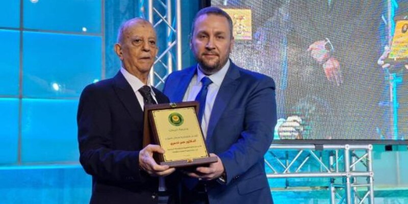 رئيس مجلس أمناء الجنان يكرِّم المؤرِّخ الدّكتور عمر تدمريّ