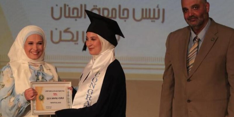 الجنان صيدا تقدّم منحًا جامعيّة للمتفوّقات في حفل تخرّج مركز الرحمة