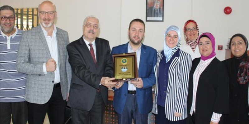 درع تقديريّ من إداريي الجامعة لرئيس مجلس أمنائها وعقيلته
