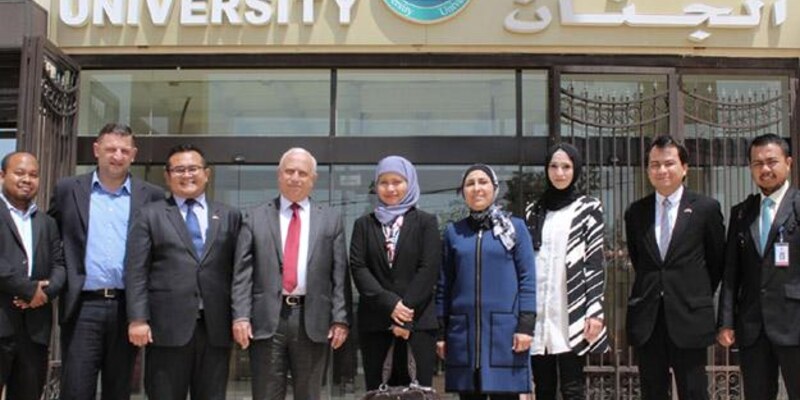 وفد من السفارة الأندونيسية في جامعة الجنان