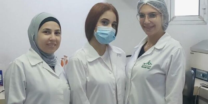 طلاب كلية العلوم ينهون تدريبهم في مختبرات غرفة التجارة و قصر الحلو