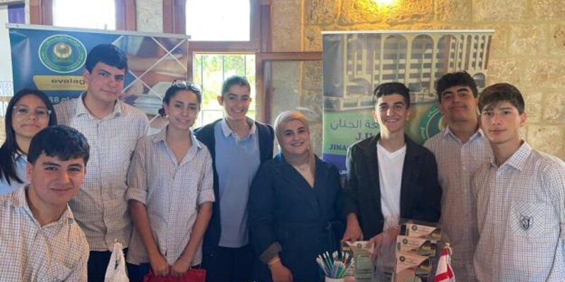مكتب الاستقطاب في جامعة الجنان يلتقي طلاب المدارس ليرسم معهم ملامح المستقبل الجامعيّ