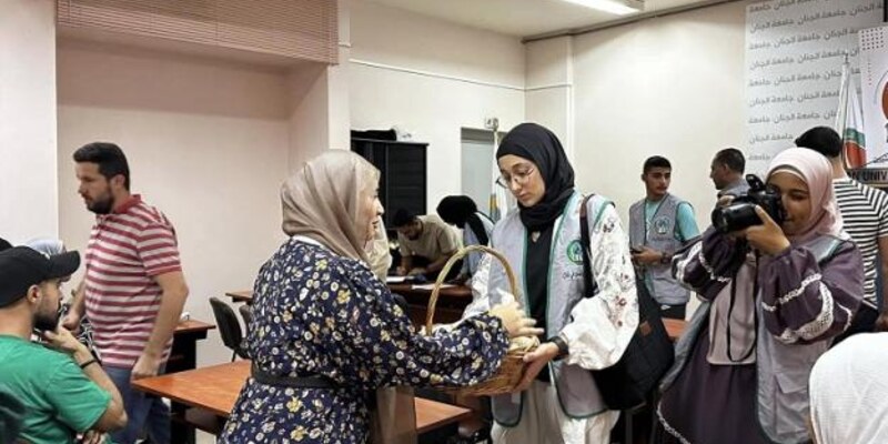 توزيع حلوى لمناسبة ذكرى المولد