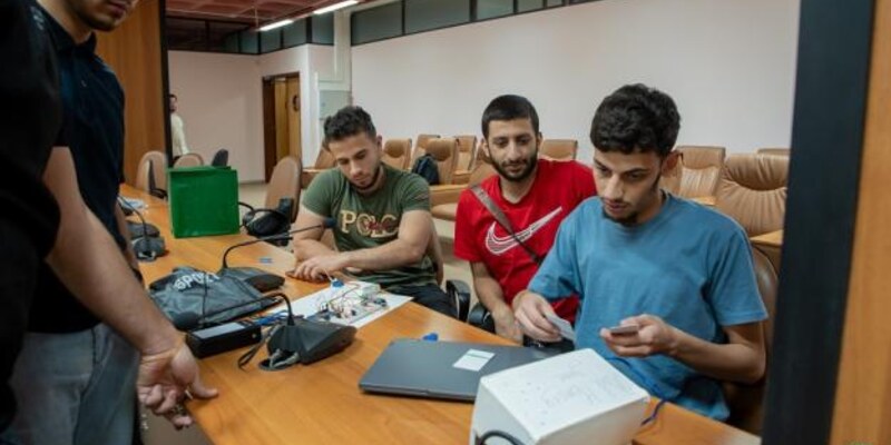 ابتكارات طلابيّة في الأنظمة الذكيّة والروبوتات في جامعة الجنان