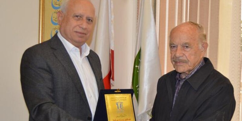 رئيس الجامعة يتسلم درعاً تقديرياًًً في اليوم العالمي للغة العربية